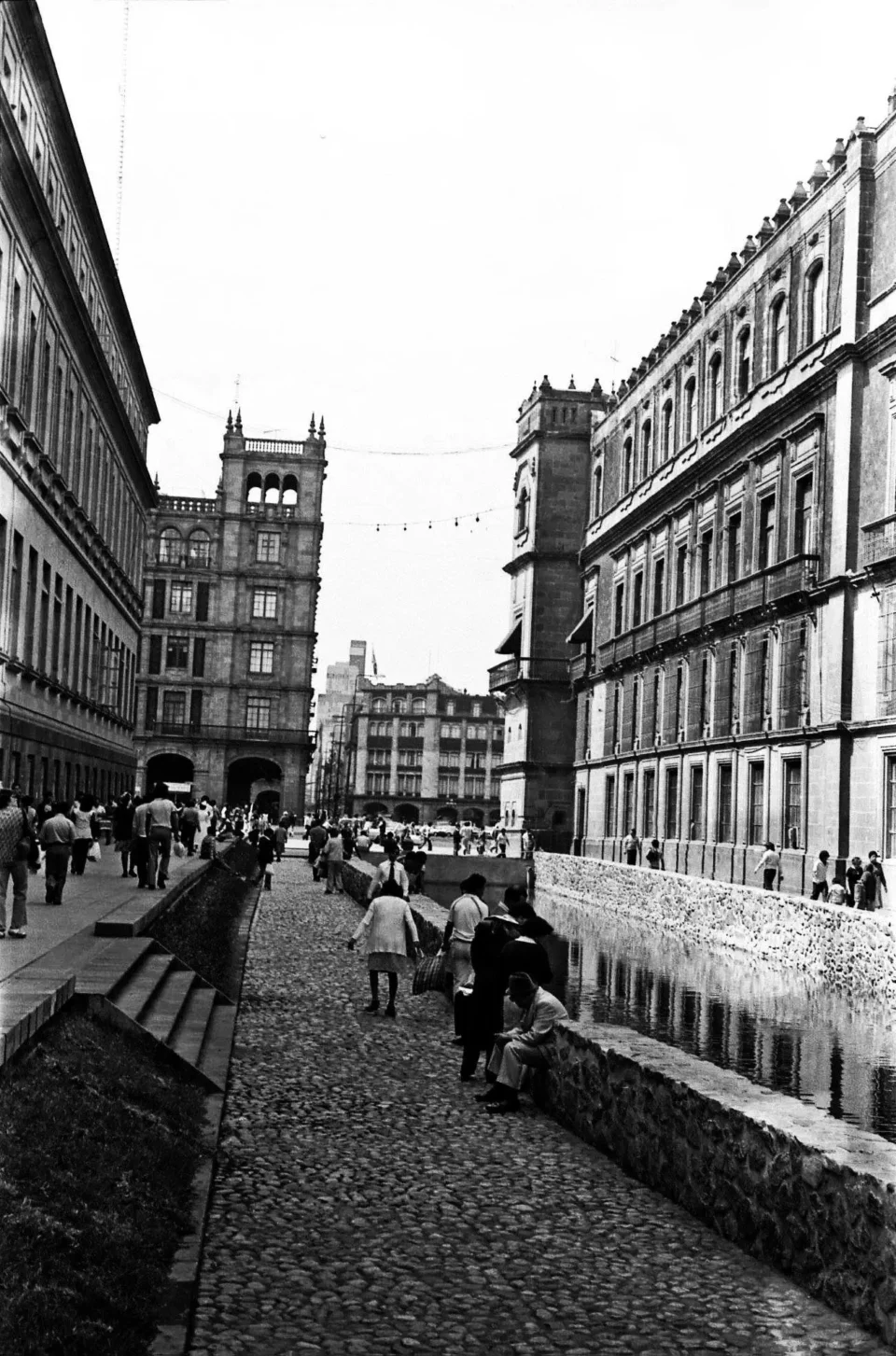 Reconstruction of the royal irrigation ditch in the historic center of the city
