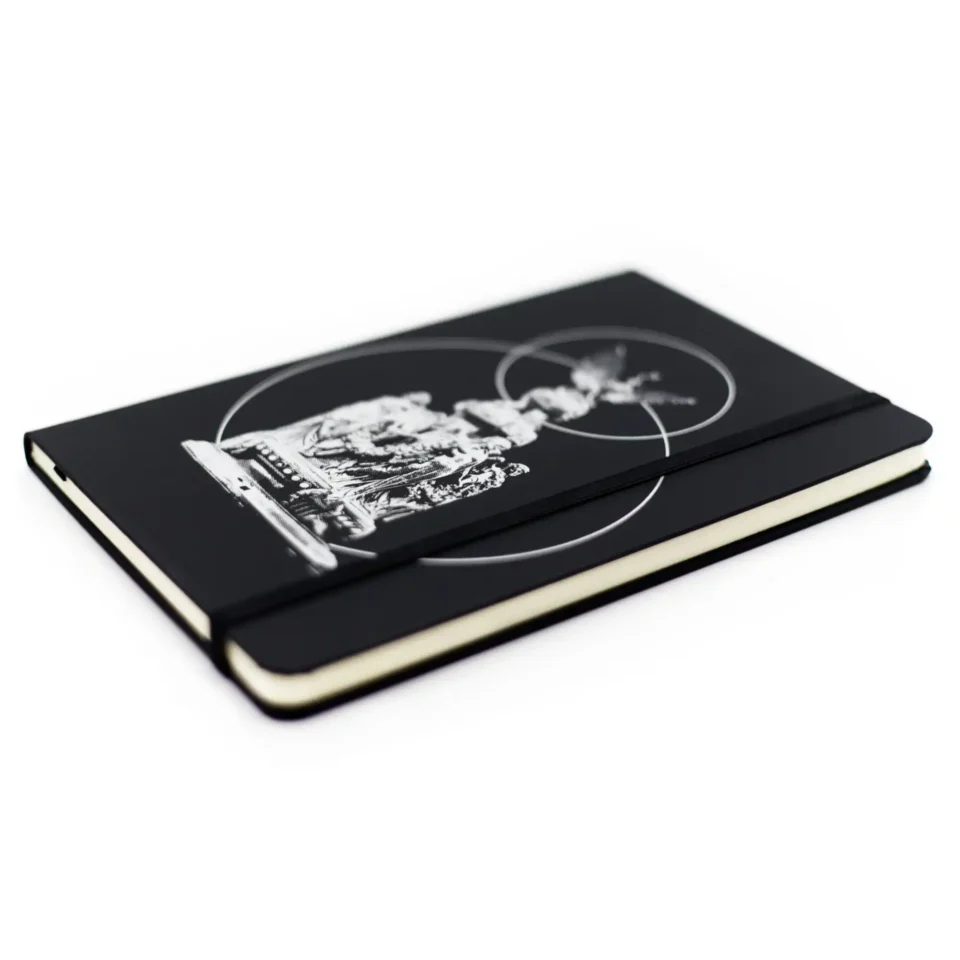 Foto isométrica de Libreta Negra con diseño inspirado en el Conjunto escultórico de la cúpula del Palacio de Bellas Artes