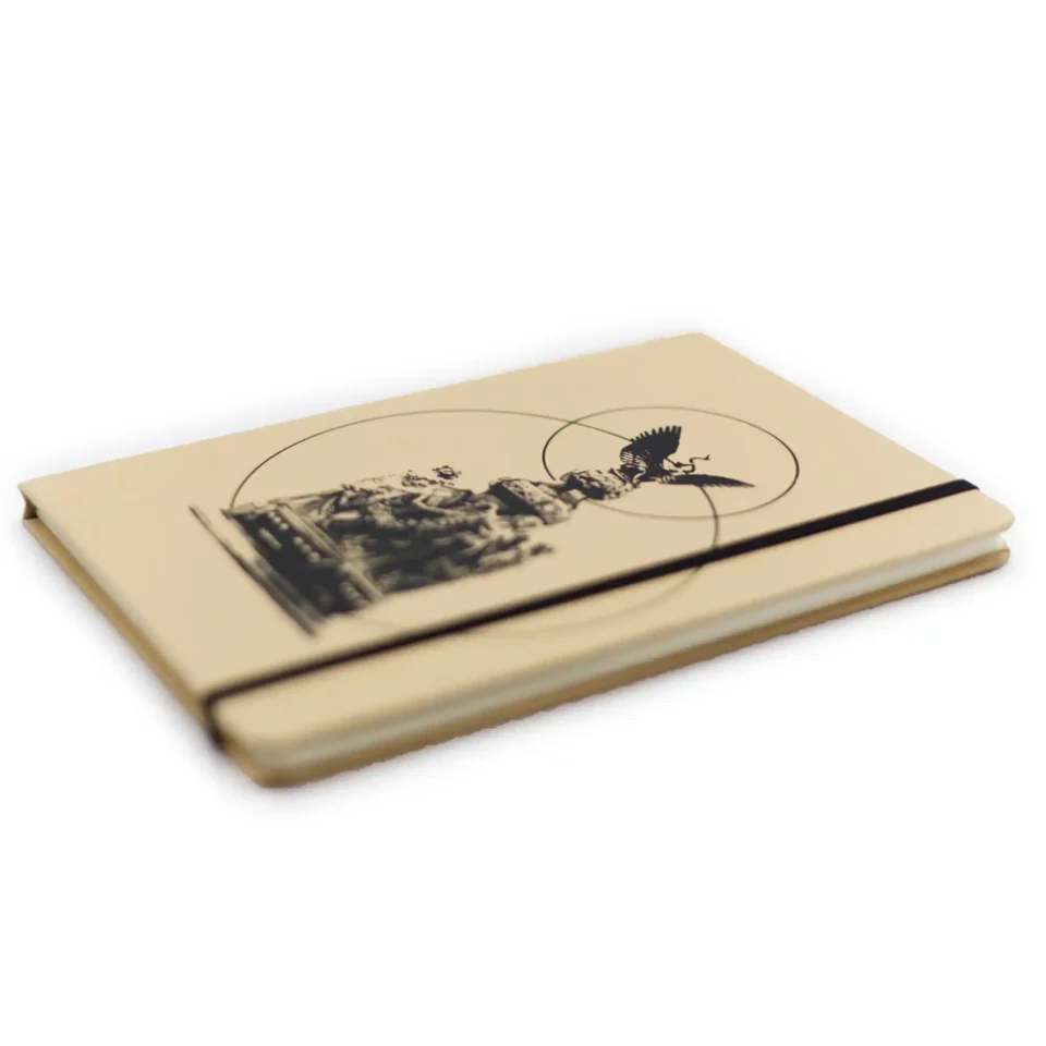 Foto Isométrica de Libreta Arena de Mazunte con diseño inspirado en el Conjunto escultórico de la cúpula del Palacio de Bellas Artes