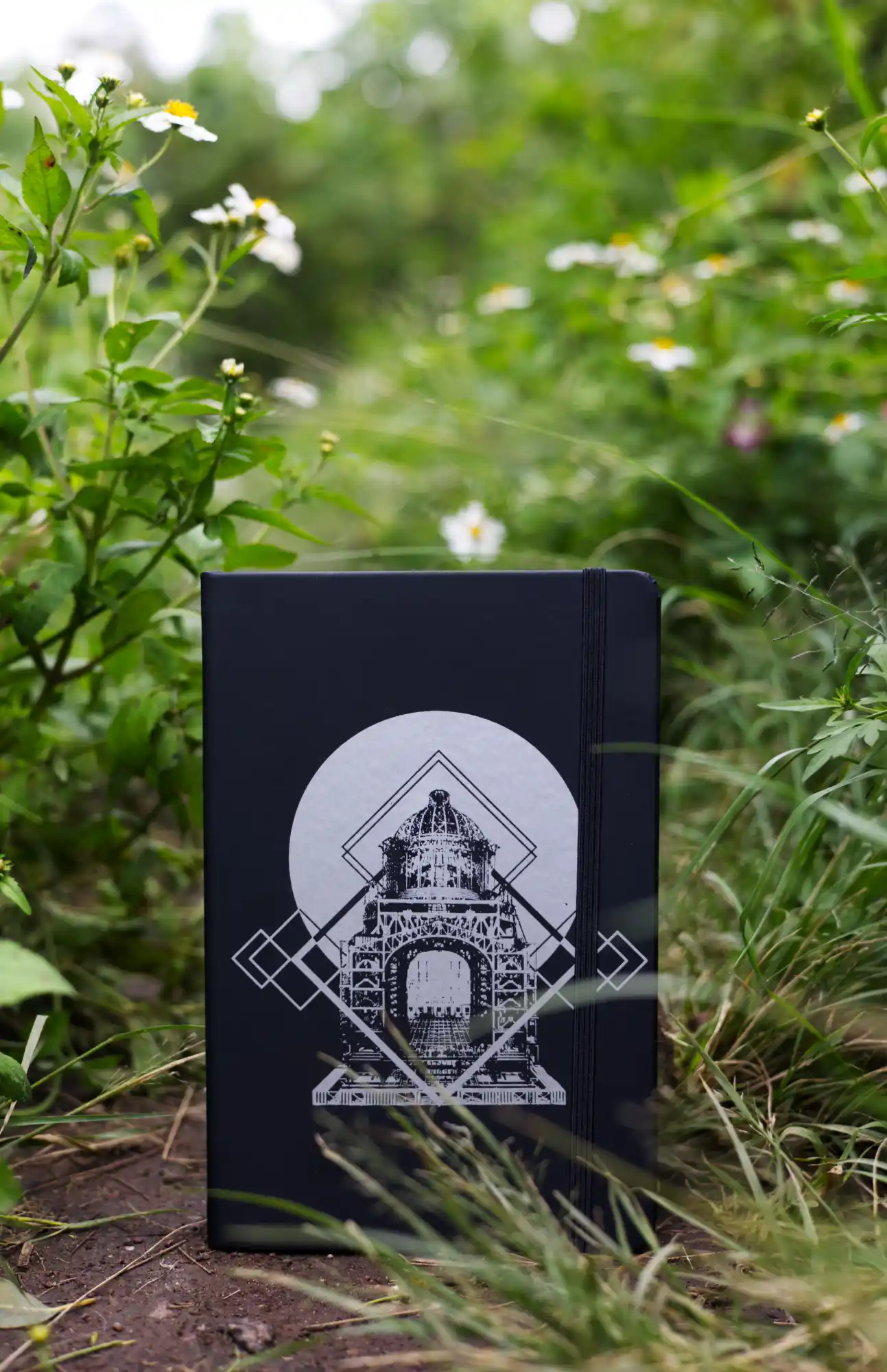 Photo of Libreta Negra with design inspired by the Monument to the Revolution 05