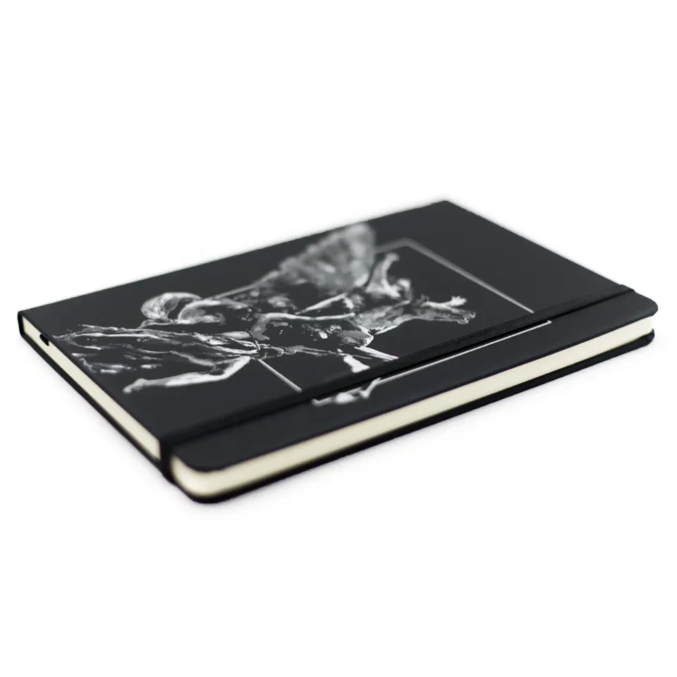 Foto isométrica de Libreta Negra con diseño de Pegaso del Palacio de Bellas Artes