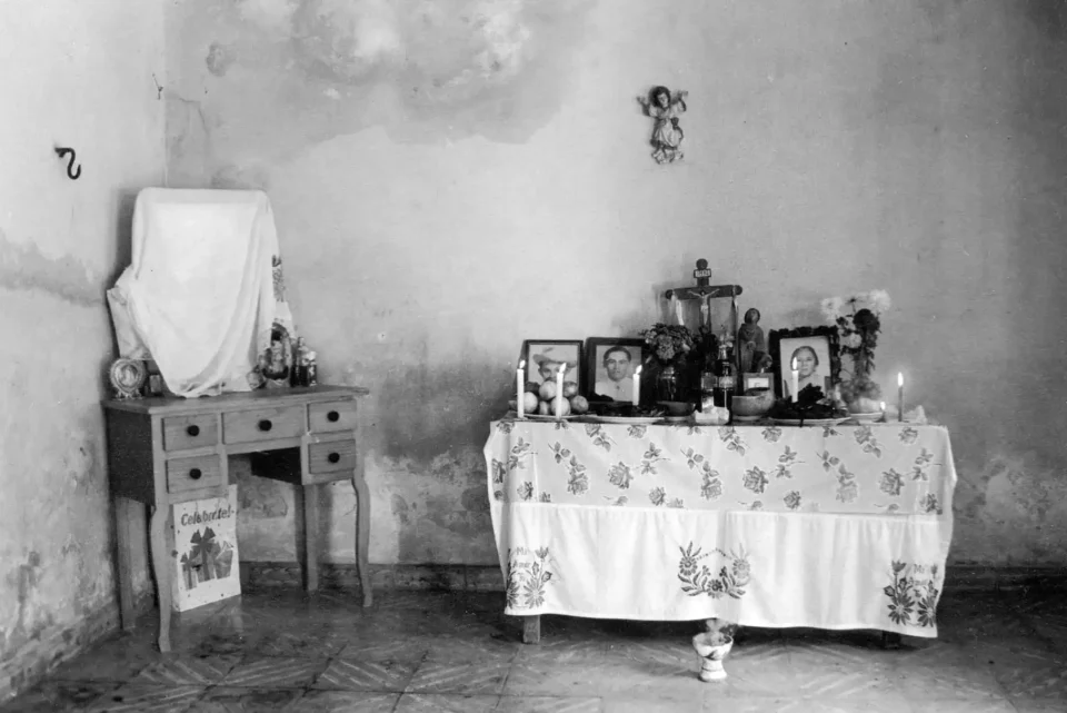 Altar de Hanal Pixán en Ucú, Yucatán; la familia cubrió el espejo para que el espíritu no se vea cuando acude a sus ofrendas. Foto: Juan Manuel Arana Ravell, 1 de septiembre de 2016. Licencia: CC BY-SA 4.0.