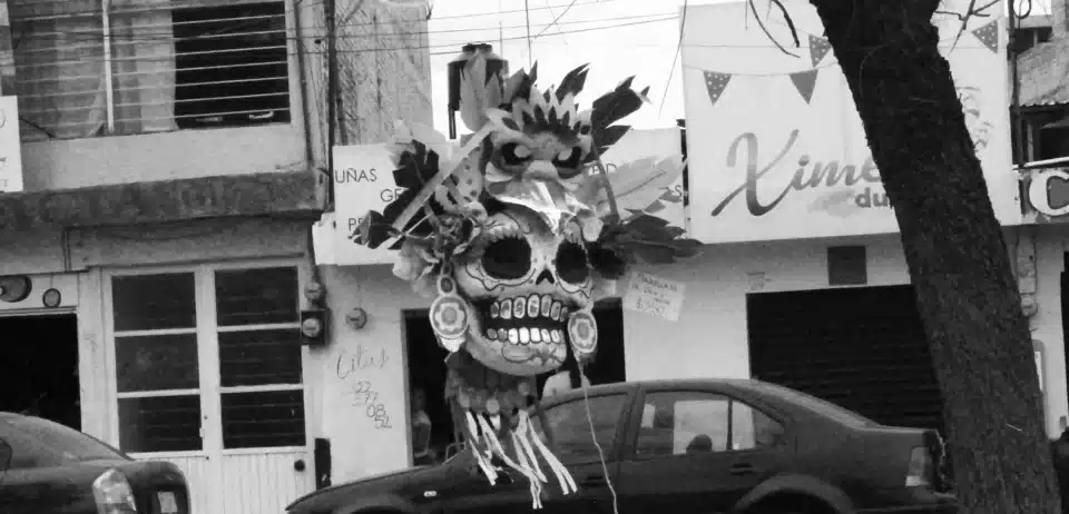 Cráneo decorativo colgado en calles de Aguascalientes durante el Día de Muertos.