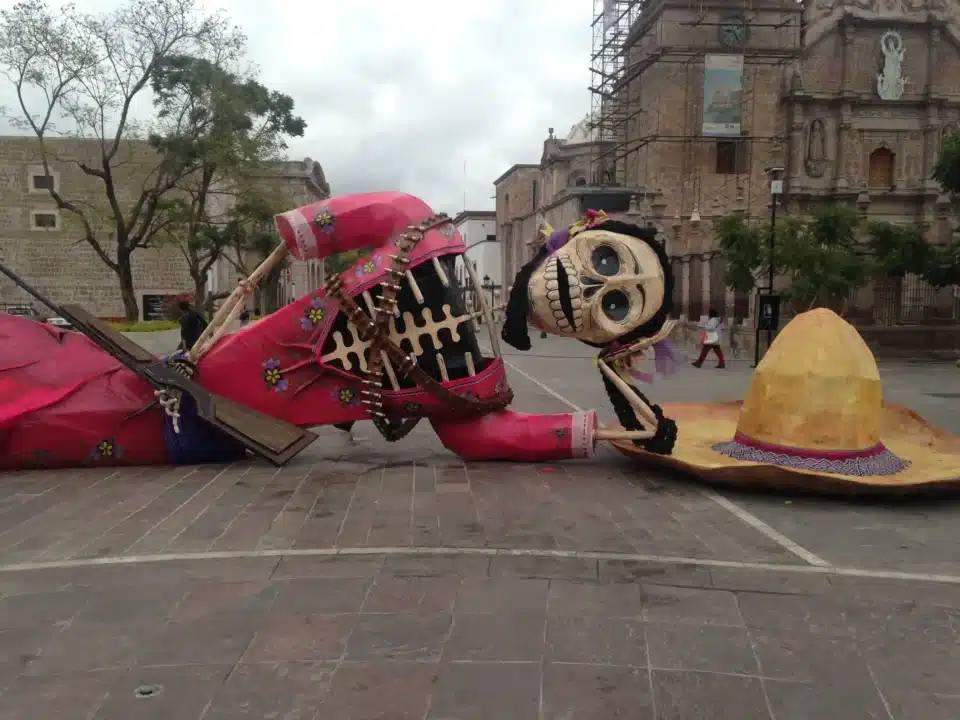 Catrina reclining in Day of the Dead ofrenda (Mexico). Photo: AlexGonz1987, uploaded on May 25, 2020. License: CC BY-SA 4.0.
