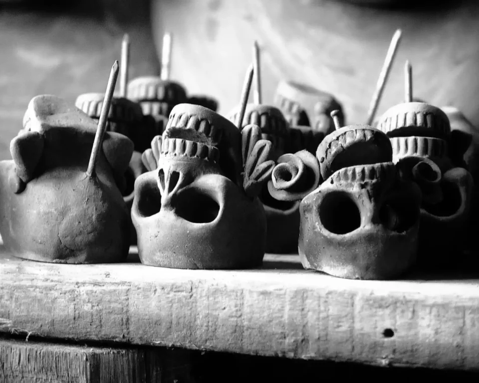 Clay catrinas made by artisans from Capula (Michoacán, Mexico). Photo: Luis Roberto González Córdova, April 1, 2006. License: CC BY-SA 4.0.