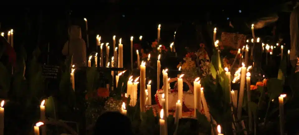 Día de Muertos en el panteón local de Tzintzuntzan, Michoacán. Foto: autor desconocido / Wikimedia Commons. Licencia: CC BY-SA 4.0.