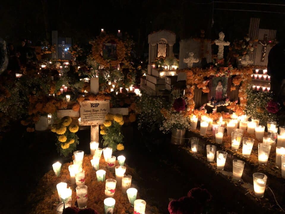 Día de Muertos en el panteón de Tzintzuntzán, Michoacán, México — tumbas adornadas con flores de cempasúchil y velas durante la madrugada del 2 de noviembre de 2018. Foto: Melomano30. Licencia: CC BY-SA 4.0.