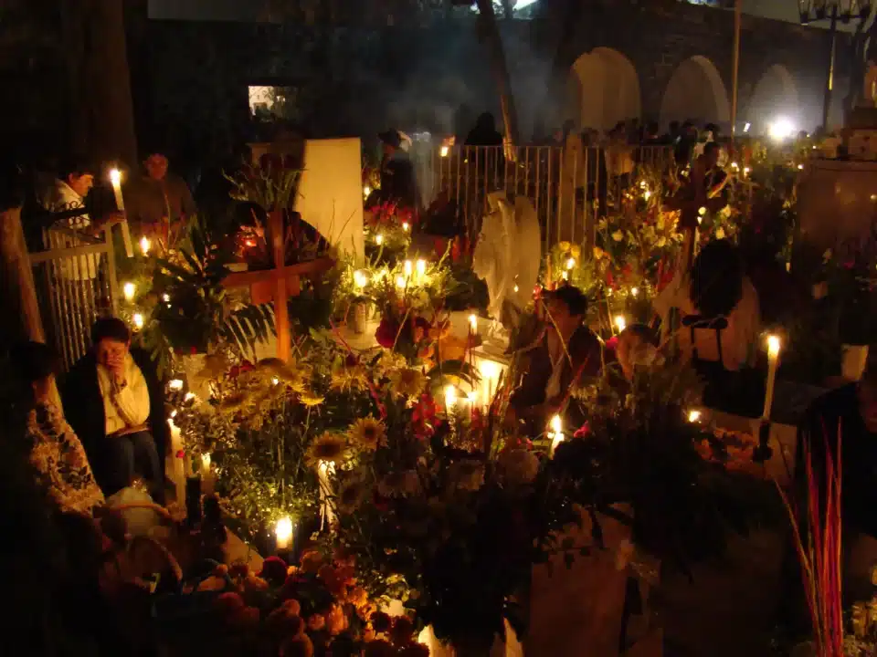 Ofrendas iluminadas durante la noche del Día de Muertos en San Andrés Mixquic, Ciudad de México (2 de noviembre de 2007). Fotografía de J Mndz. Licencia: CC BY-SA 2.0.