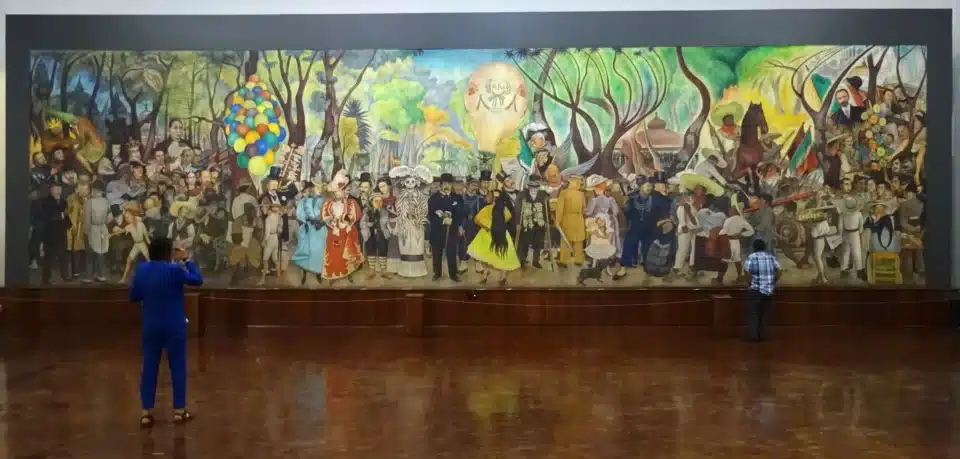 "Sueño de una tarde dominical en la Alameda Central" (1947-48), mural al fresco de Diego Rivera, 15,6 m × 4,7 m, ubicado en el Museo Mural Diego Rivera, Ciudad de México. Fotografía: Usuario de Wikimedia Commons, licencia CC BY-SA 4.0.