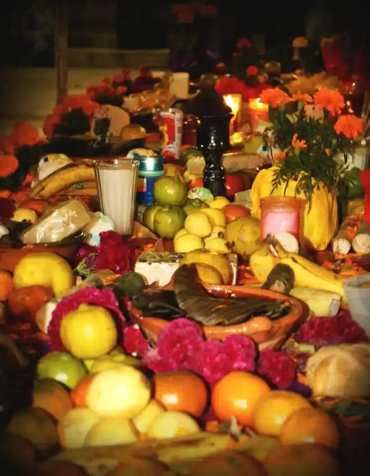 Calaveras dispuestas en una ofrenda del Día de Muertos, 4 de noviembre de 2014. Foto: Gómez (A01335017, CCM)/Alinechay2009. Licencia: CC BY-SA 4.0.