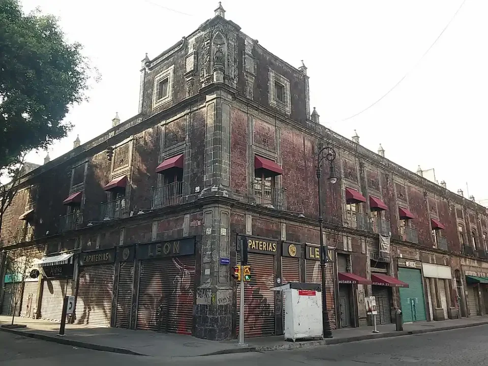 Casa del Marquesado del Valle de Oaxaca. Construcción virreinal del siglo XVI, ubicada en la esquina de las calles Tacuba e Isabel la Católica, Ciudad de México. Fuente: Wikimedia Commons. Derechos (PD).