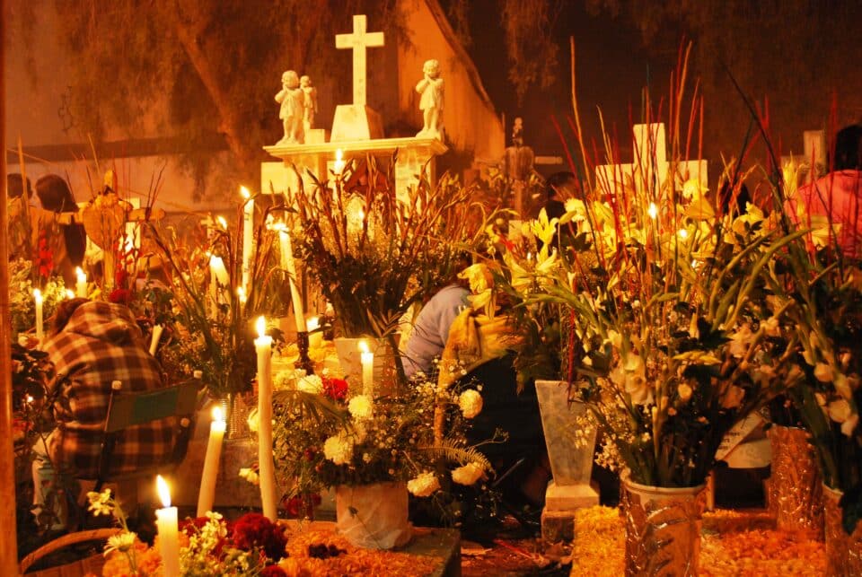Scene of the Day of the Dead "alumbrada" in San Andrés Mixquic, Mexico City (November 2, 2009). Photo: Thelmadatter. License: CC BY-SA 3.0.