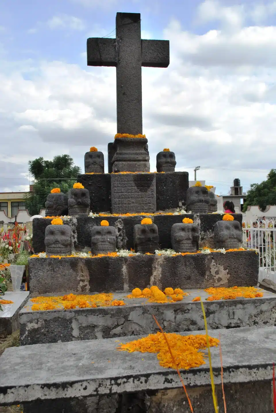 Tzompantli (empalizada o muro de cráneos) en el panteón de la parroquia de San Andrés Mixquic, Ciudad de México, 2 de noviembre de 2009. Foto: Thelmadatter. Licencia: CC BY-SA 3.0.